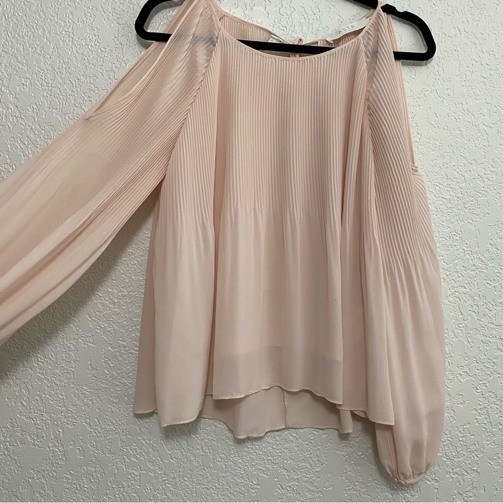 ASTR the label- blush pleated cold shoulder flowy long sleeve blouse Size XS